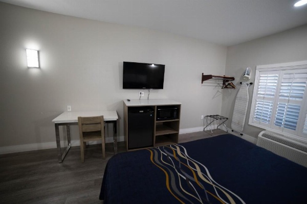 Mid City Inn & Suites Pico Rivera image 38