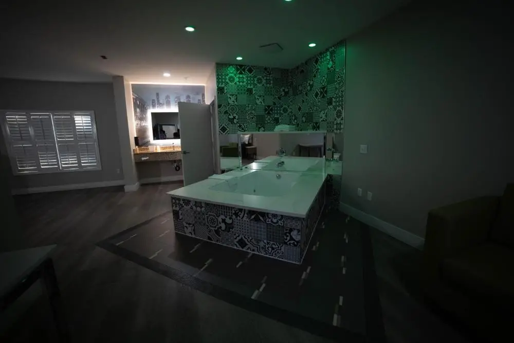 Mid City Inn & Suites Pico Rivera 9